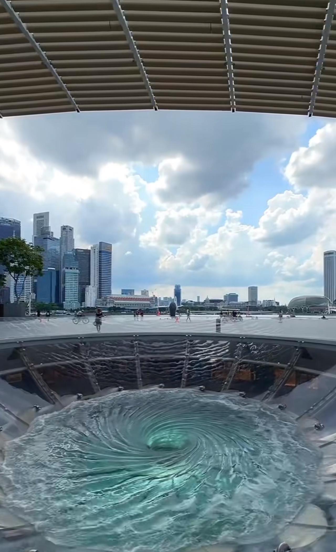 世界顶级风水大师设计的聚宝盆，新加坡金沙商场门口的雨之眼！