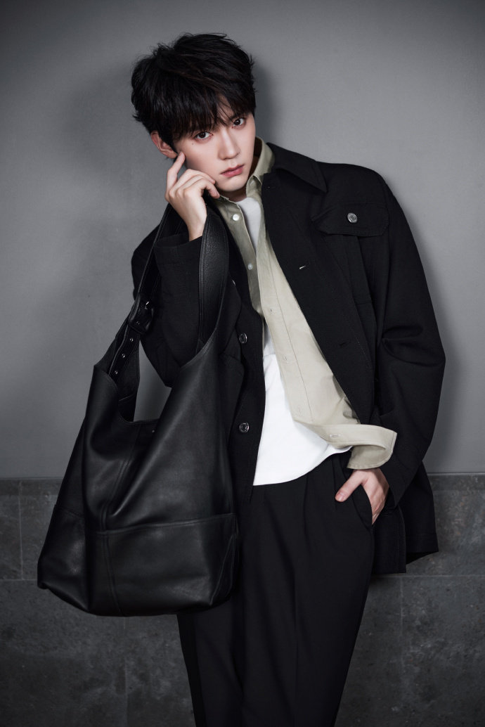 周翊然巴黎时装周出发图周翊然启程巴黎时装周周翊然巴黎时装周出发图，周翊然启程巴