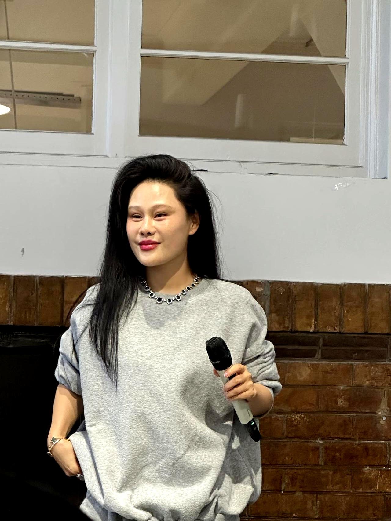 袁娅维这一波操作看得人心里发堵。导师走的那天正好是中秋，她在美国开着演唱会，人