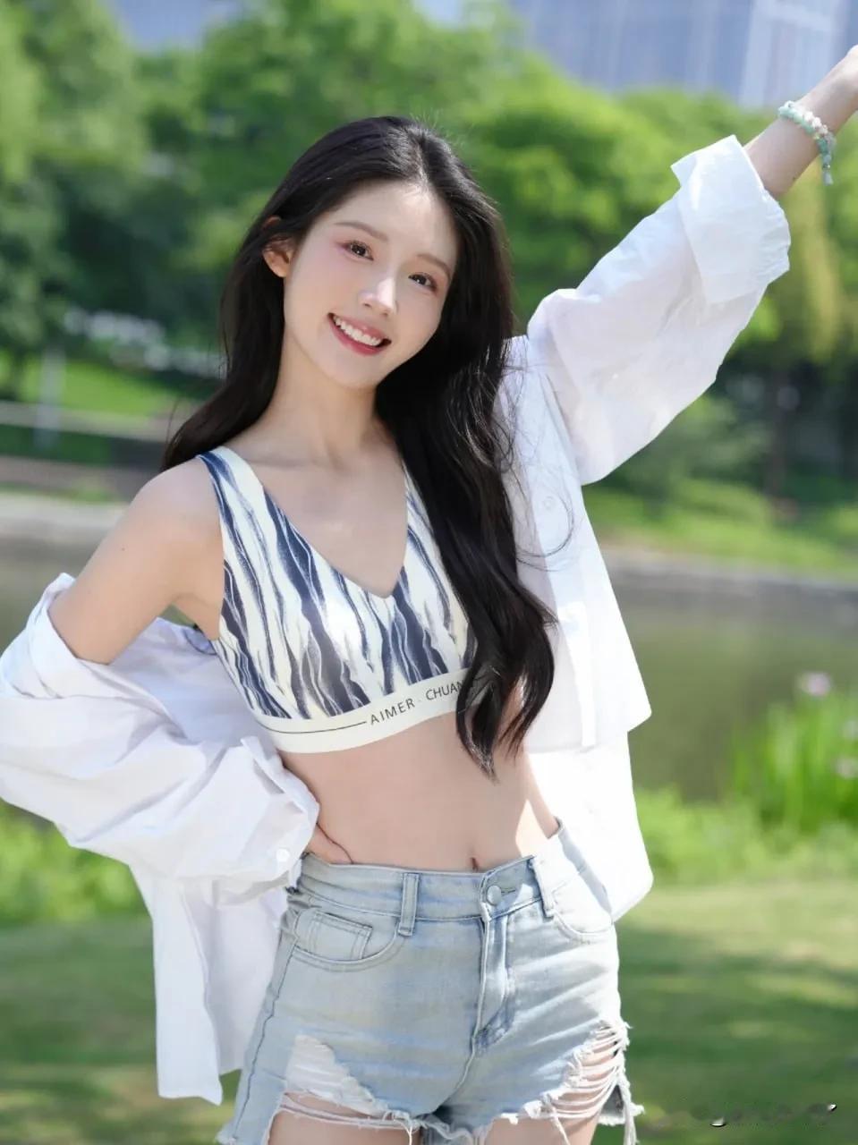 有哪个美女是让你一见钟情的独特的穿衣风格会吸引目光。