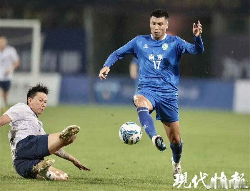 苏超才是真顶流！一边是220万人挤破头抢决赛票；一边是景区客流、异地消费双暴涨，