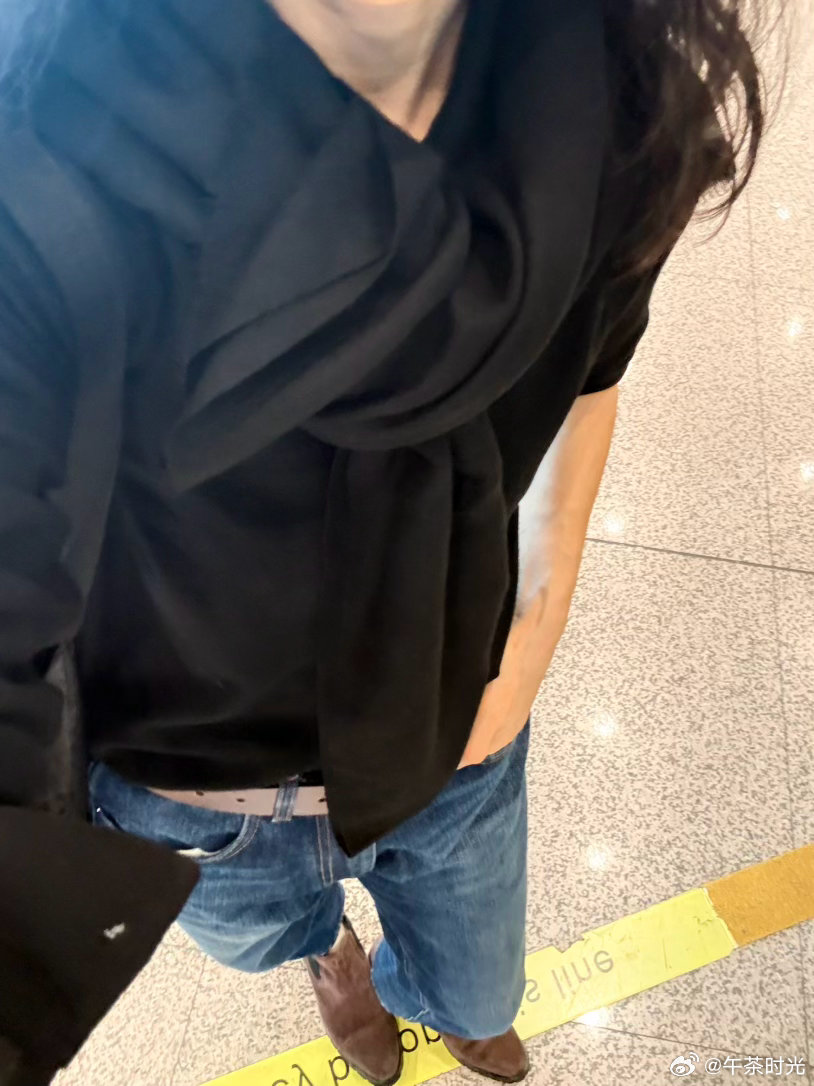 行李在缓慢地来路上​​​