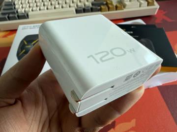 收到一个我目前为止最喜欢的iQOO充电头，120W，三孔，又大又实用...