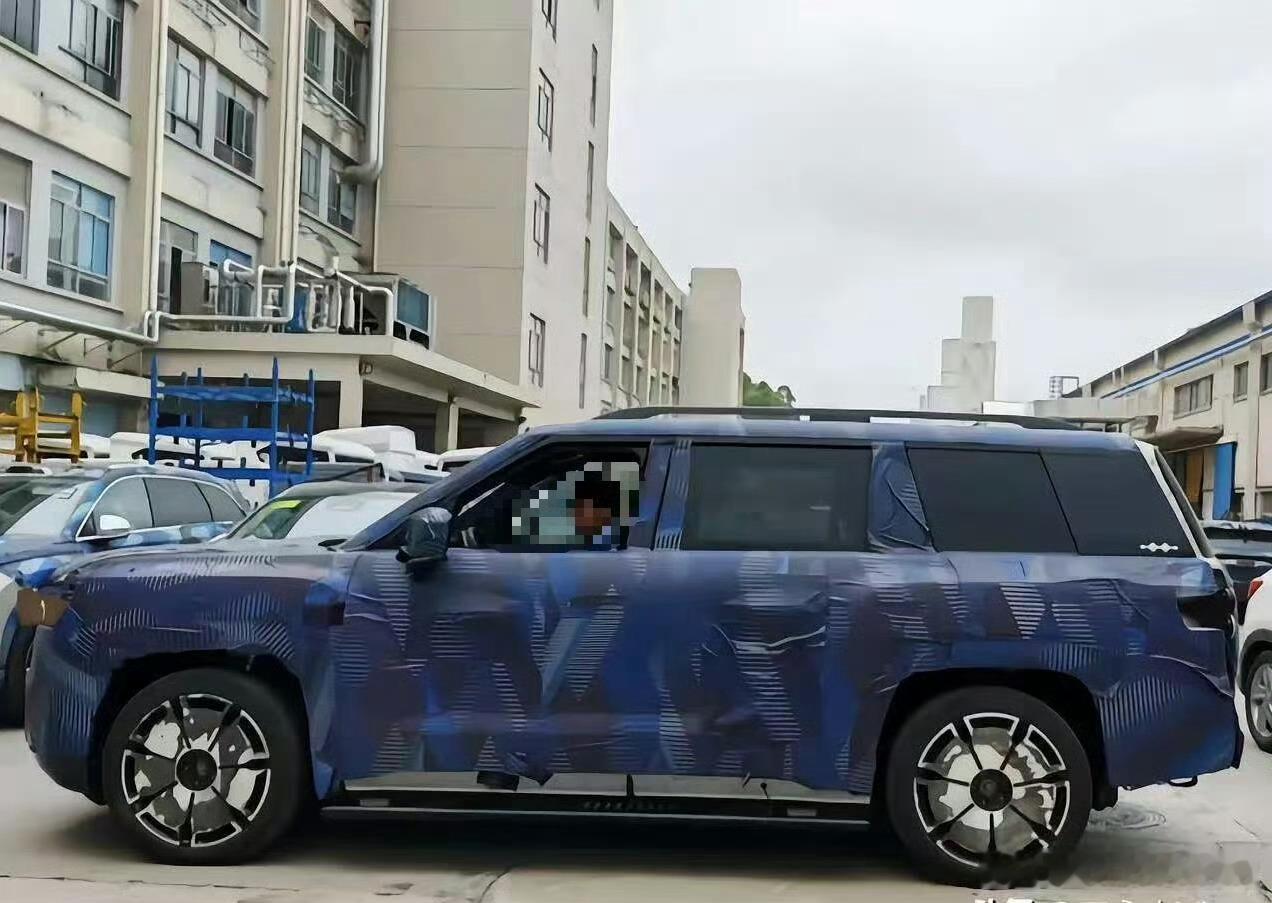 钛9感觉不太方唉~左边那个是护卫舰07