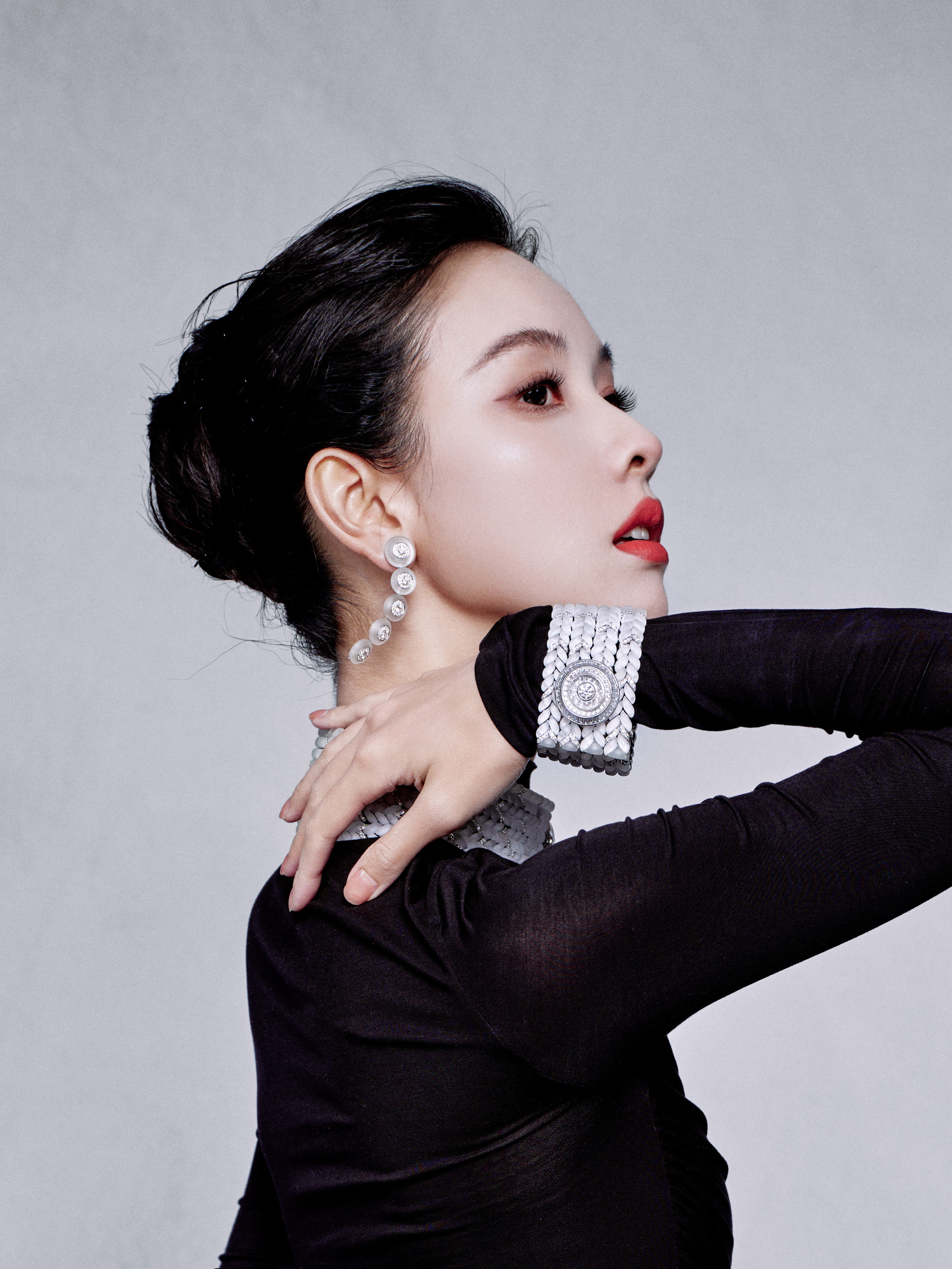 陈都灵今日出席Boucheron宝诗龙品牌活动造型大片，身着一袭黑色修身连衣裙搭