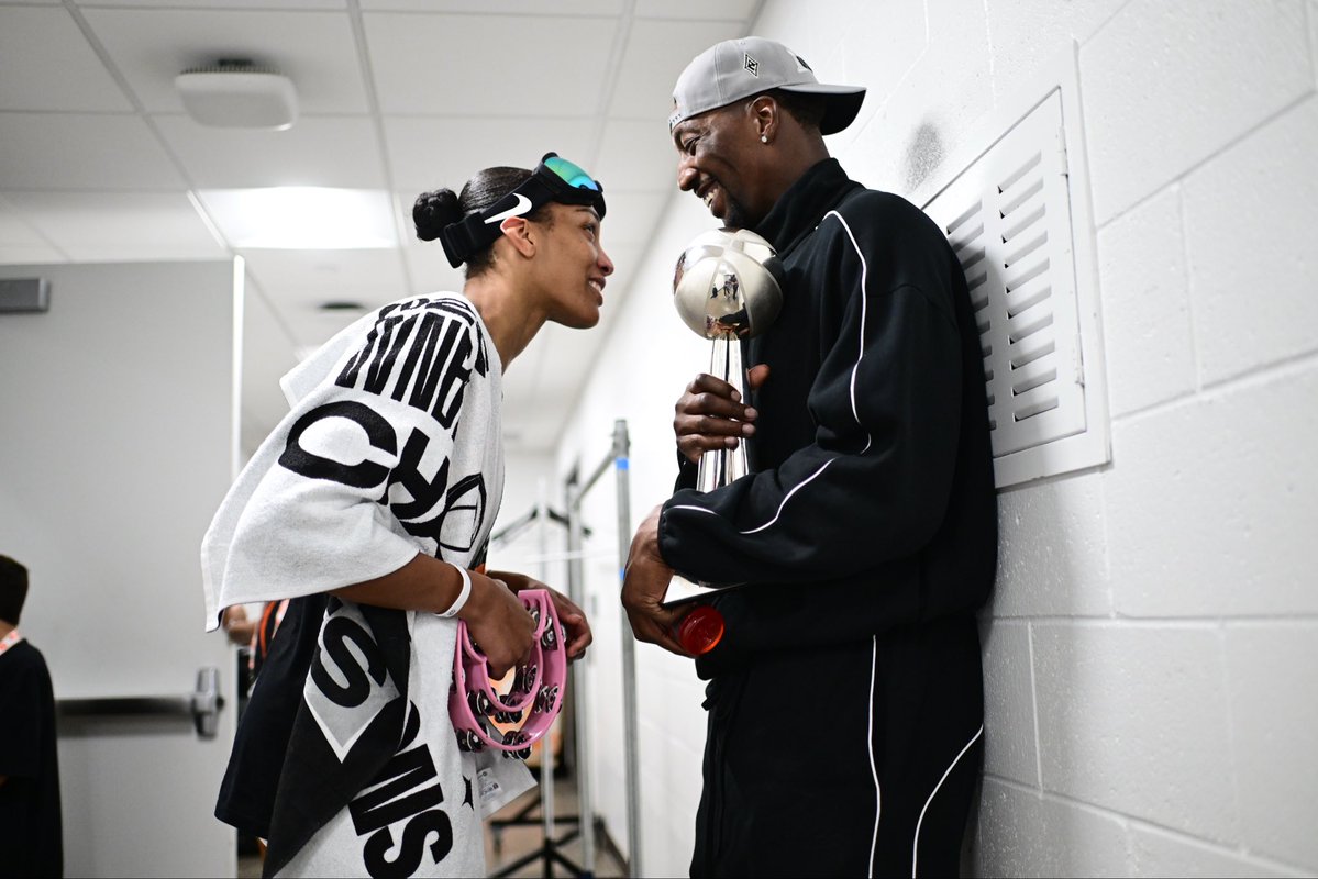 WNBA官方晒威尔逊和阿德巴约甜蜜对视合影: 阿贾巴姆