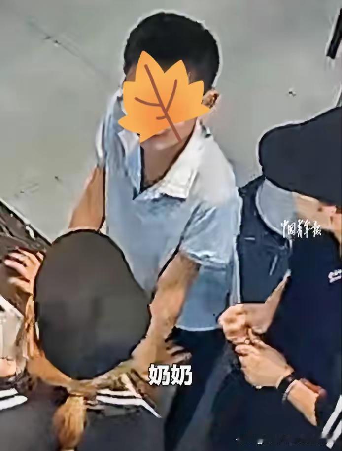 “太好笑了！”安徽，一个十几岁的男孩问前台20岁小姐姐要纸巾，直接叫了一声阿姨，