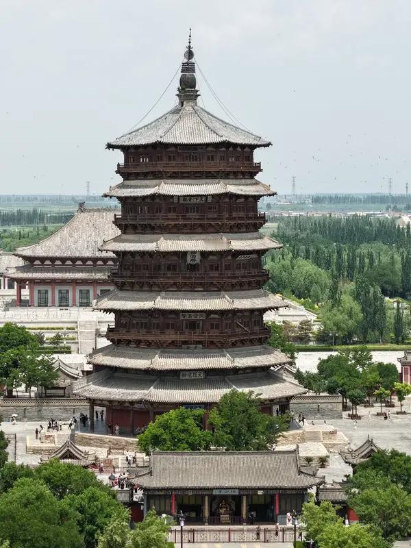 最近“应县木塔即将全部拆卸”的谣言传得沸沸扬扬。应县木塔始建于辽代，是我国现存的