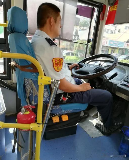 成都一位退休公交司机，去医院给老伴送饭，顺手帮一个素不相识的送水工垫了680块医
