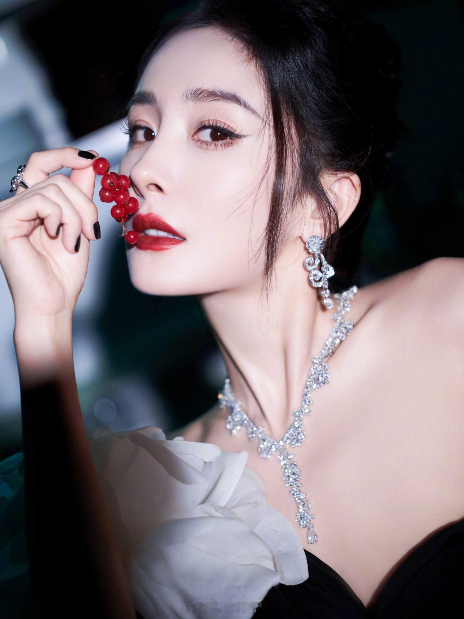 杨幂冷酷风格写真大片​​​