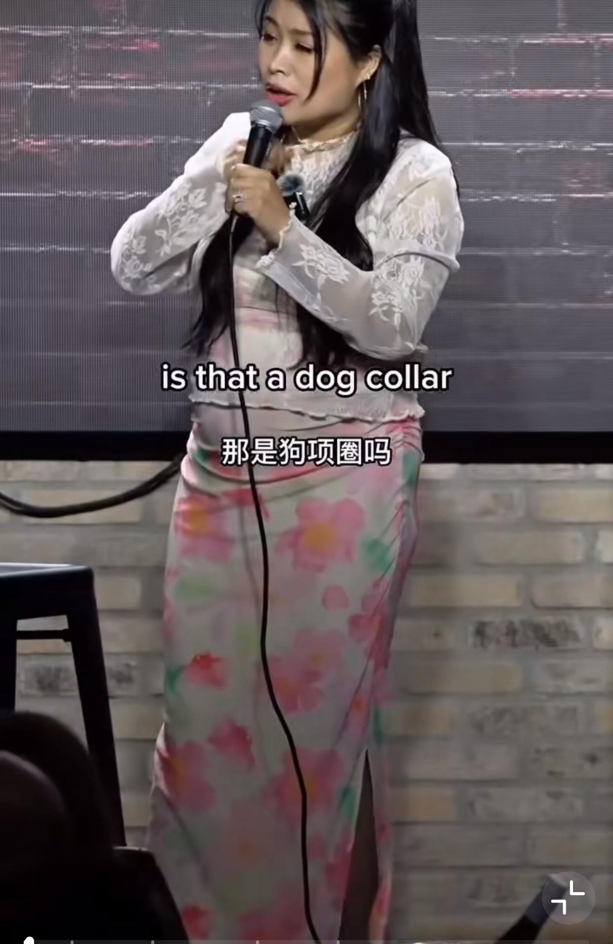 在一场脱口秀演出中，一名外国男人牵着自己的越南女伴观看表演…台上表演女子调侃