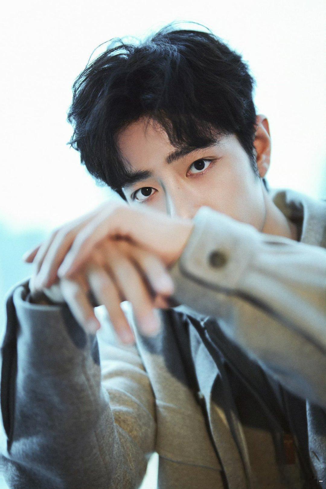 卧槽肖战这张好漂亮高岭之花啊啊啊啊！眼睛好像还是画了眼线欸好勾人