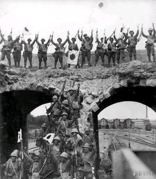 日寇暴行:左云城惨案1937年9月18日晚上11点，日寇攻陷了山西左云城后，