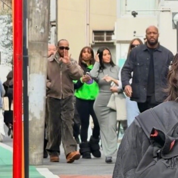 金.卡戴珊和男友路易斯·汉密尔顿现身东京被拍。