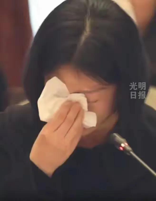 翁帆的现状给所有女士提个醒，杨振宁老了，依然是拖拉机的外壳，法拉第的发动机，两人