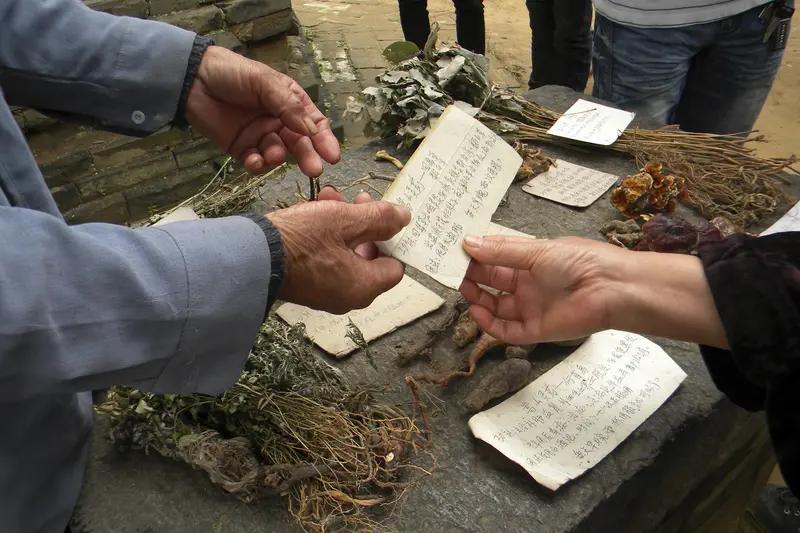 民间中医的祖传秘方到底是不是真的，这事儿还真不好说。在古代，中医确实多靠家族代