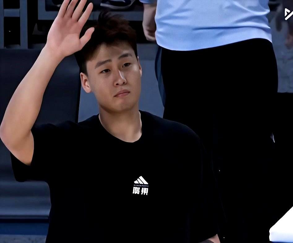 “雇佣军”夺冠后抱头痛哭，画面挺魔幻。赵睿把脸埋进毛巾，肩膀一抖一抖；周鹏眼