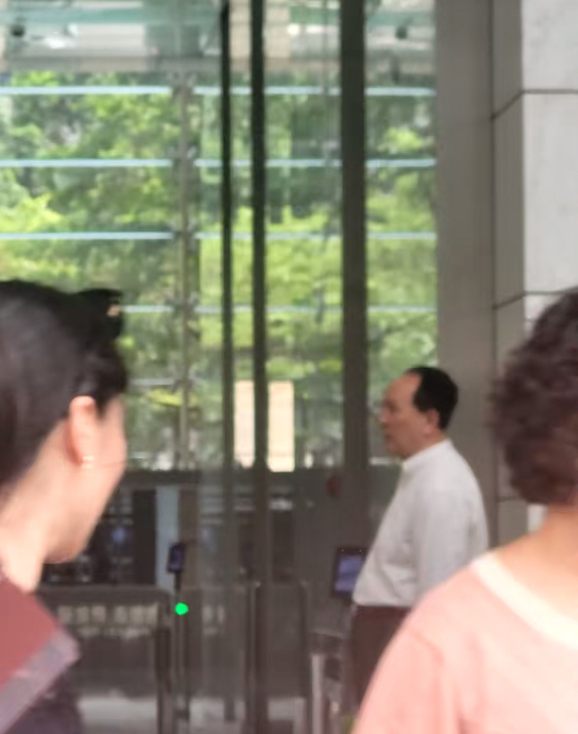 刚在公司楼下，抬头一看，突然给看恍惚泪目了，真的长得太像了，真的太想念你了