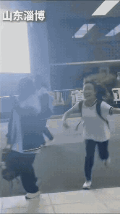 这下好了！不仅学校同学知道了，全网都知道了！山东淄博，一女生下午放学，在校门口
