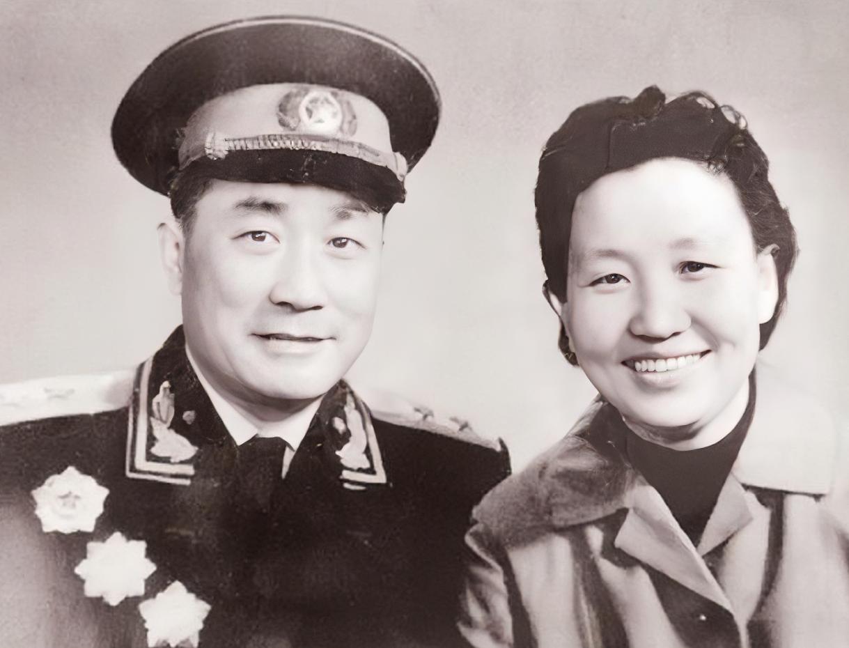 1944年，张国华时任第9军分区政委，参加了老部下赵明启的追悼会，第一次见到了赵