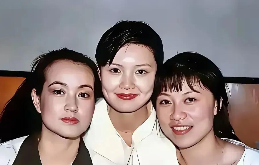 照片上的三位美女是刘晓庆、岳红、马晓晴，刘晓庆今年75岁了，在自媒体上偶尔看到她