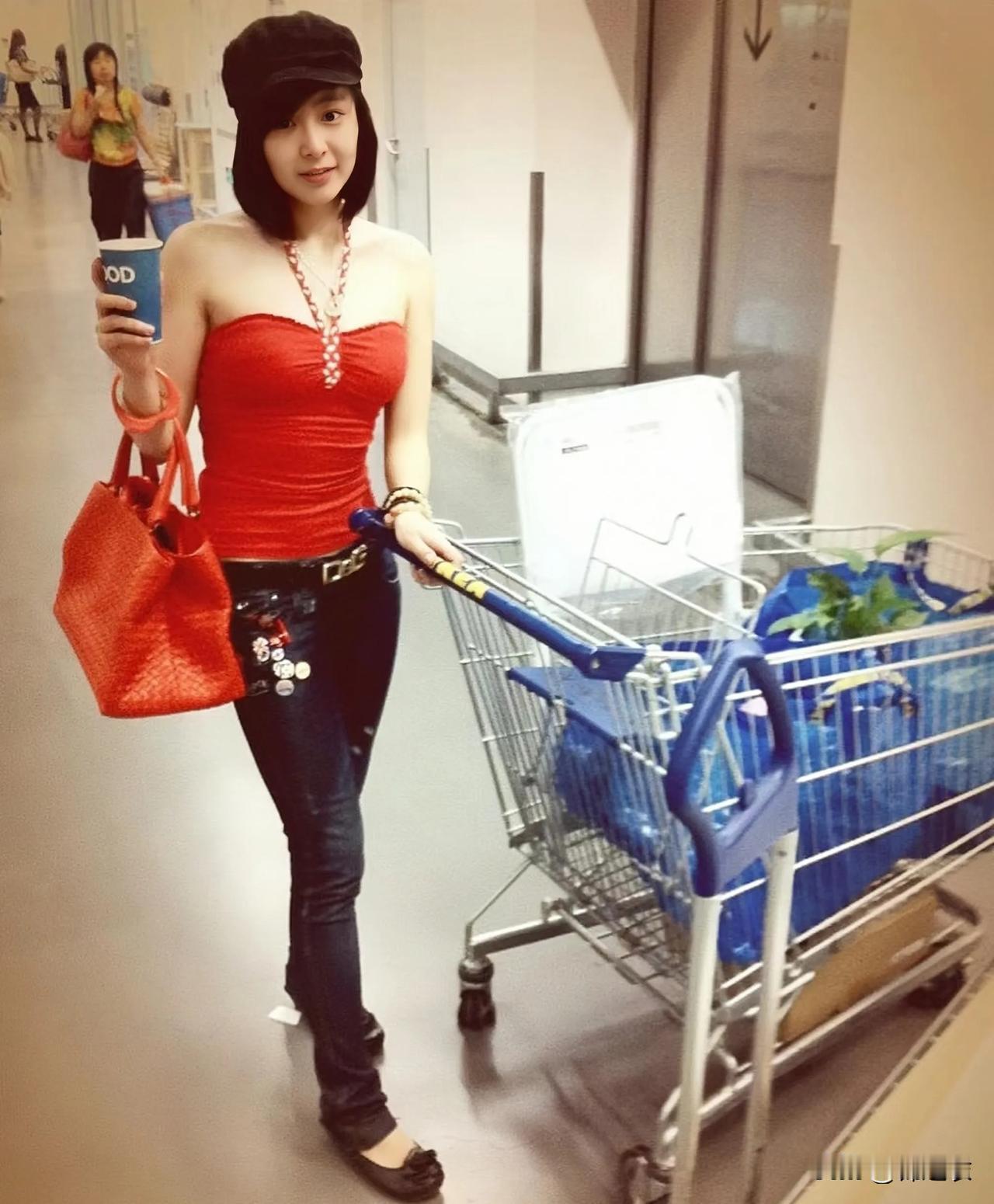 我感觉高叶浑身上下都透露着“女人味”这三个字，不是那种有点俗气的女人味，而是那种