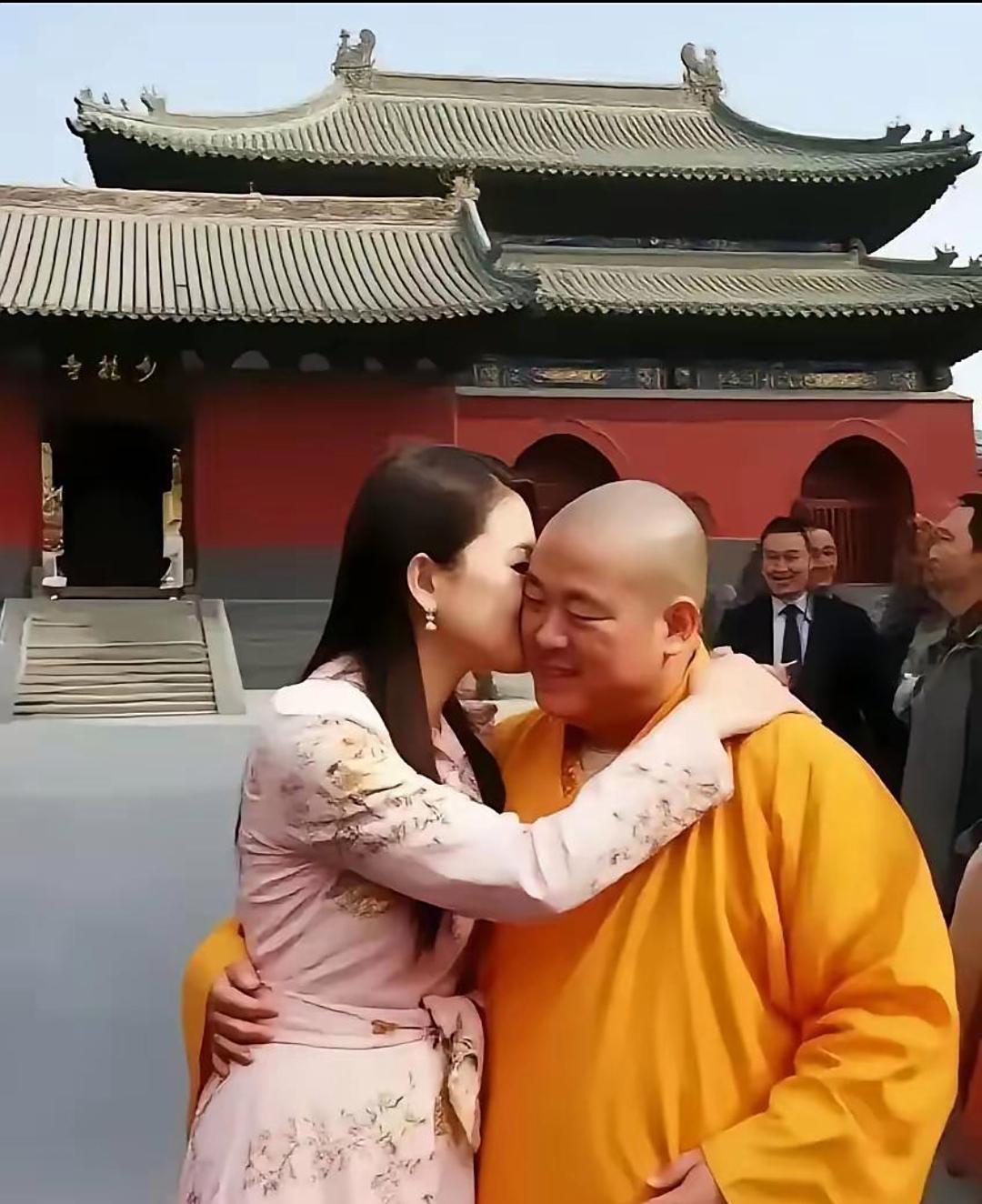 看看这两人的亲热劲，就像是热狗遇到面包，充满了甜味！