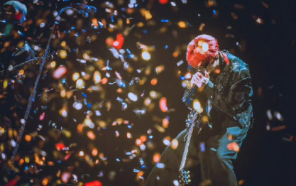 从车祸后肌肉萎缩到跑圈老司机，李荣浩的40岁藏着极致自律！近照里脸部轮廓清晰，身