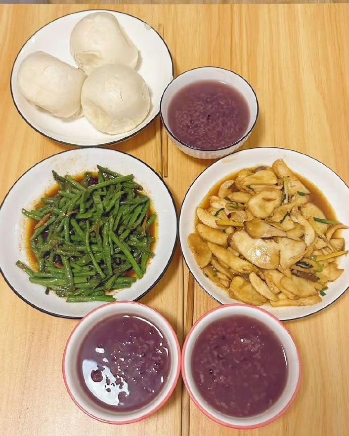看一个新一线城市一家三口4块5的晚餐，一个豆角，一个杏菇炒，两个菜三块钱，