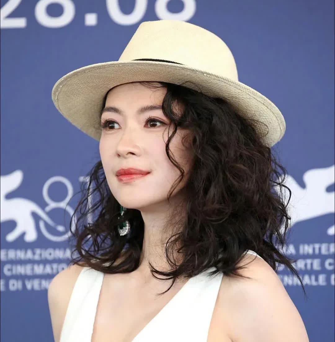 汪峰把这个女人害惨了。离婚两年，章子怡还是一个人过。当初