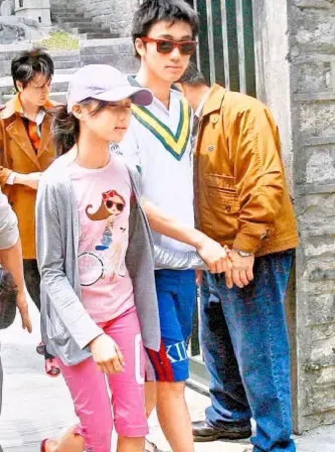 豪门兄妹不争产？她一出场就撕碎了所有剧本。你以为赌王家的孩子都在暗中较劲。