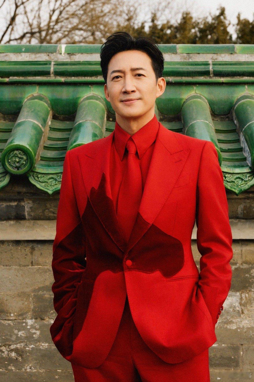 王阳衣服上有一匹马王阳春晚的造型巧思拉满，一身红西装上面点缀了一个马头的图案，把