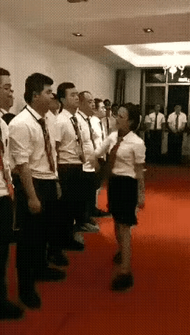 这工资，一个月给你三万你愿意干吗？