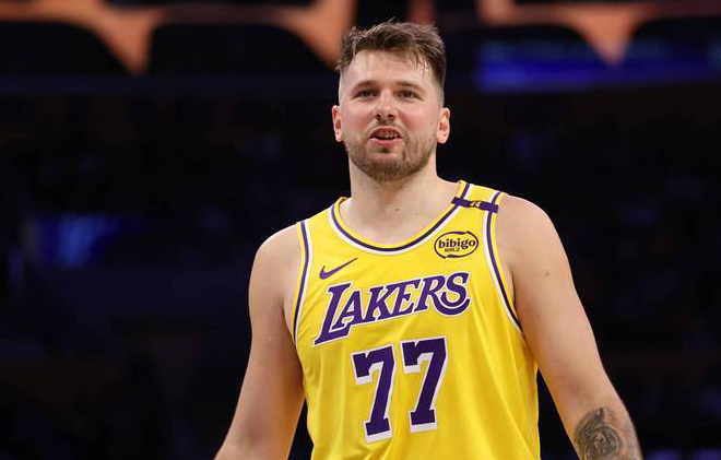 湖人主教练JJ-雷迪克在采访中谈到了卢卡-东契奇的恢复情况。雷迪克表示：“情况