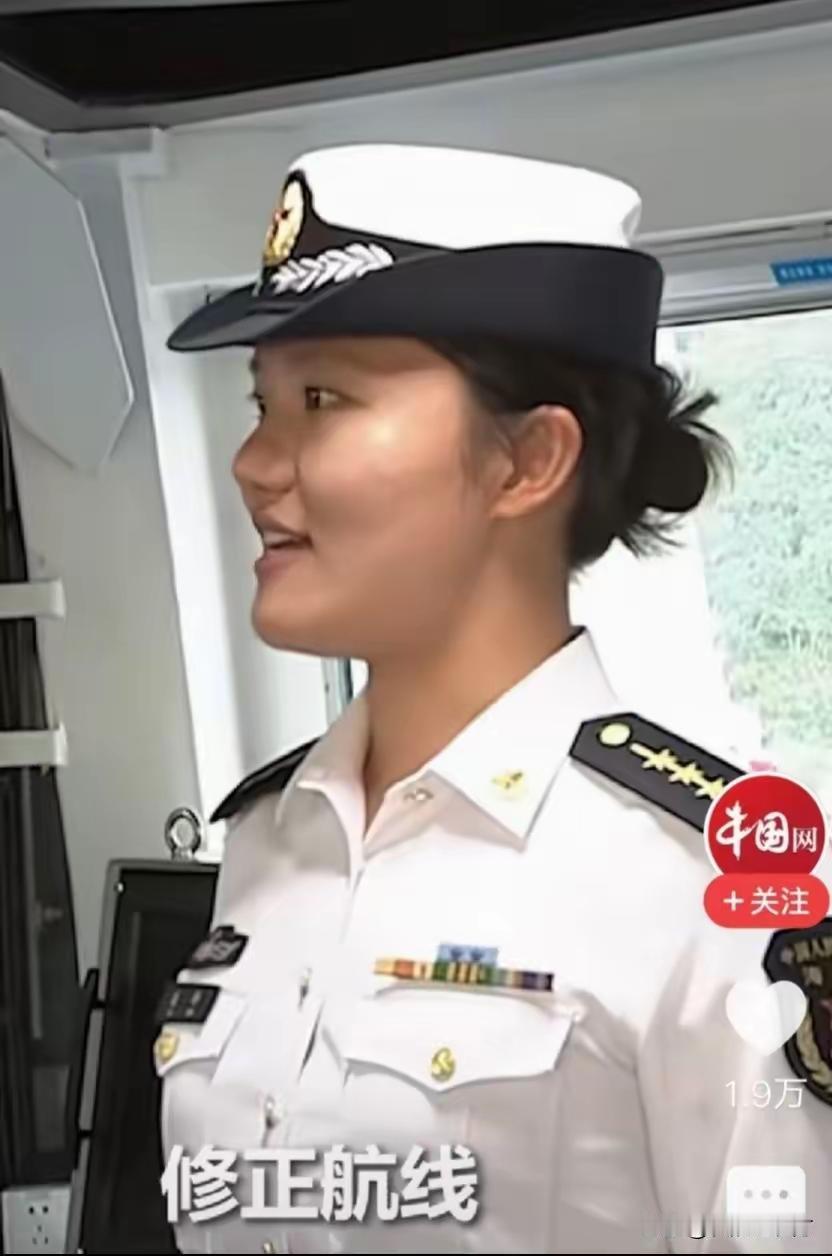 从军龄章看，这是一位非常年轻的女兵。在接受检阅时，她自己介绍，她在福建舰上的工