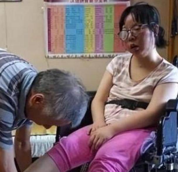 安徽，30岁女博士怀孕后瘫痪在床，丈夫悉心照顾，不料，生下儿子后，丈夫看了一眼却