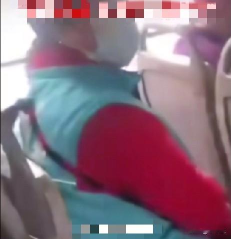 近日，北京，一大妈在公交车上，嫌女孩让座慢，对女孩破口大骂道:“我生在红旗下，长