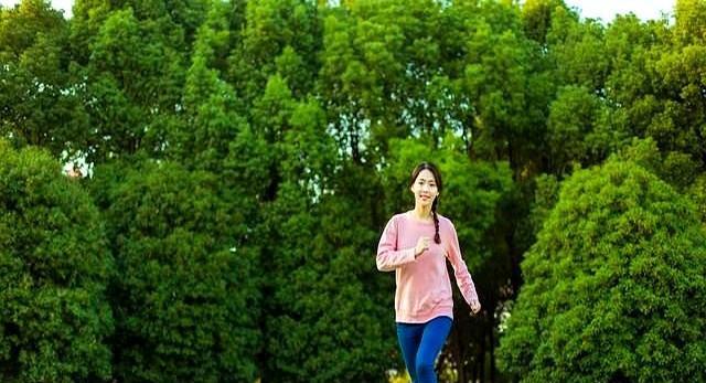 腿动起来，细胞就年轻。不是说说而已，是DNA真在变。每天快走半小时，不跑不跳