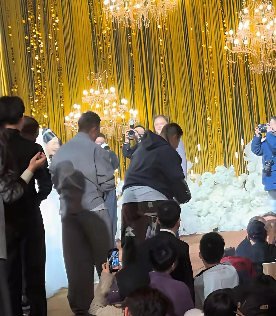 郭汾阳：哥哥，我去帮你要手捧花了！郭麒麟：你一个小不点儿抢花干嘛呀？郭汾