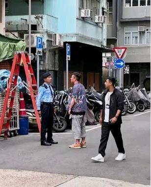 香港偶遇明星拍戏，路人反应让人感慨近期不少内地游客去香港游玩时，在中环、庙