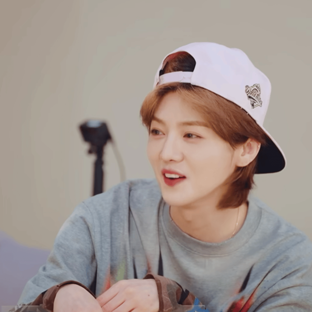 五哈那个导演说不加入流量其实是知道没有人比鹿晗有流量吧哈哈哈哈哈我装13也这样