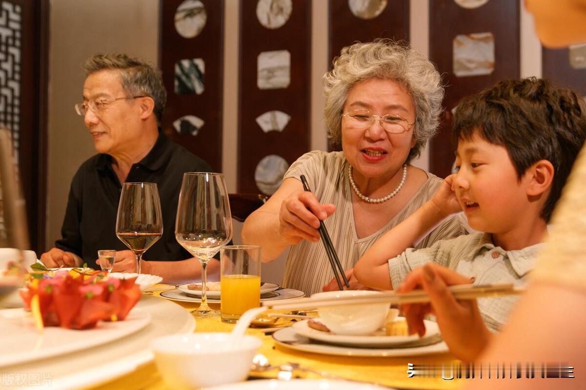 肺癌病人过年期间，该多吃什么？要忌口牛肉、海鲜？肺癌病人在过年期间的饮食选择至关