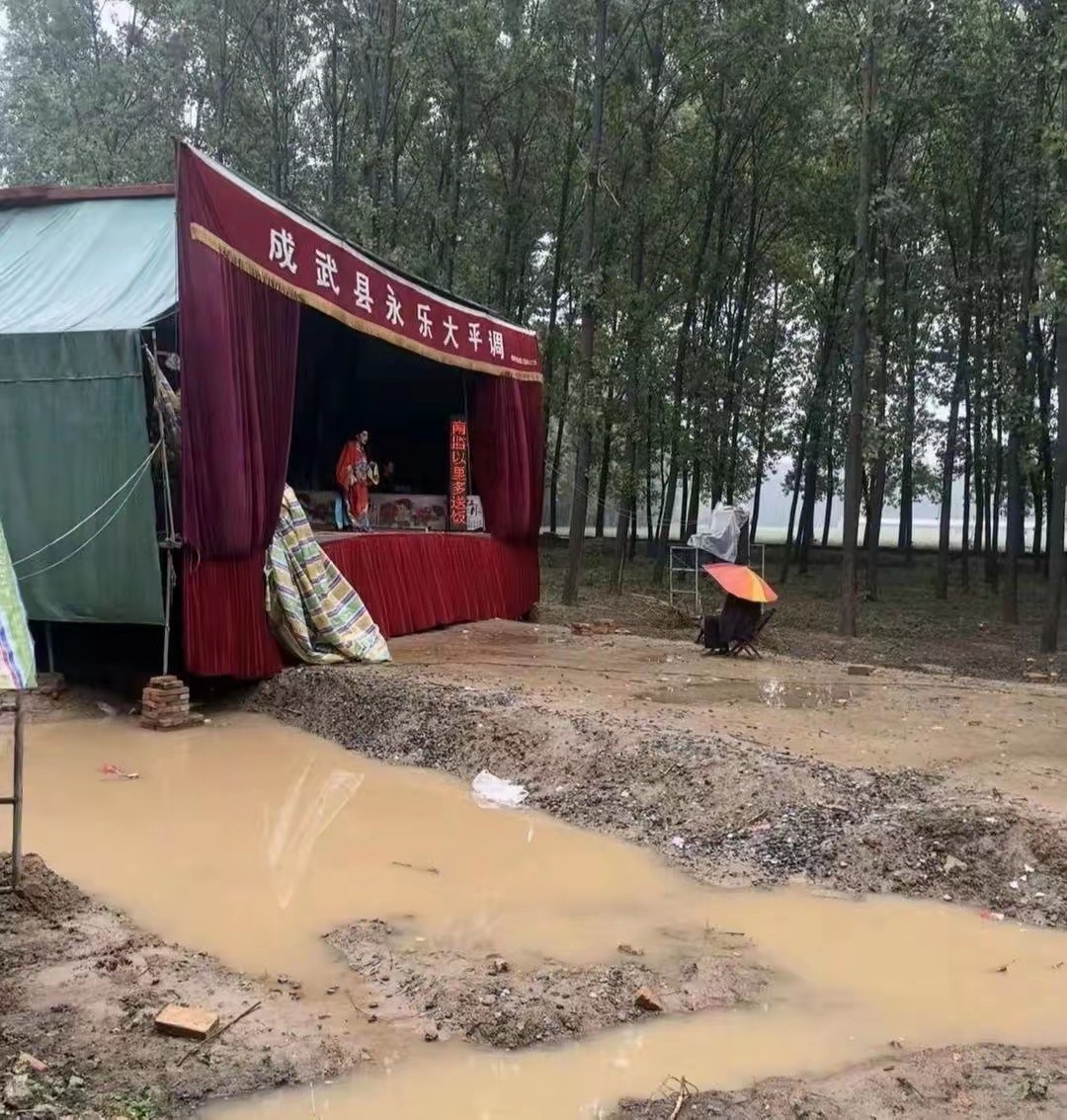 不懂就问，为啥没人看戏也要唱完？