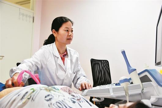 产妇生下男双胞胎, 肚子里还有货, 得知再添一千金却高兴不起来