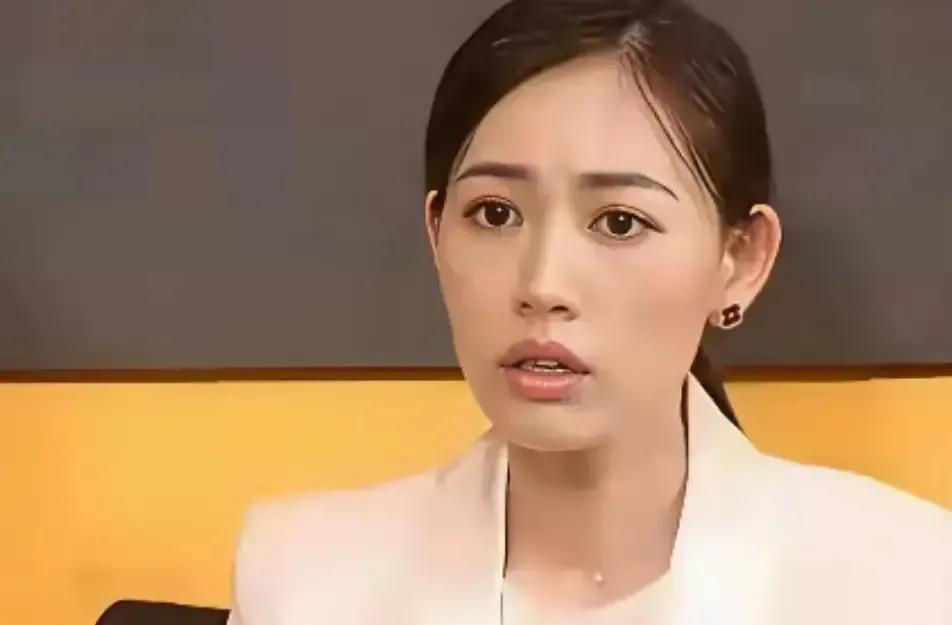 马蓉爸对着镜头说，闺女一个人带娃太苦，盼她再找个靠谱男人。这话一出，八年前的旧