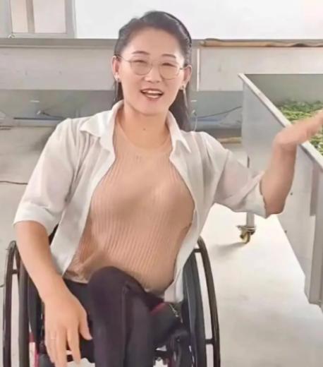 2009年，漂亮的24岁姑娘嫁给了46岁的老光棍，只因女孩是个残疾人，只