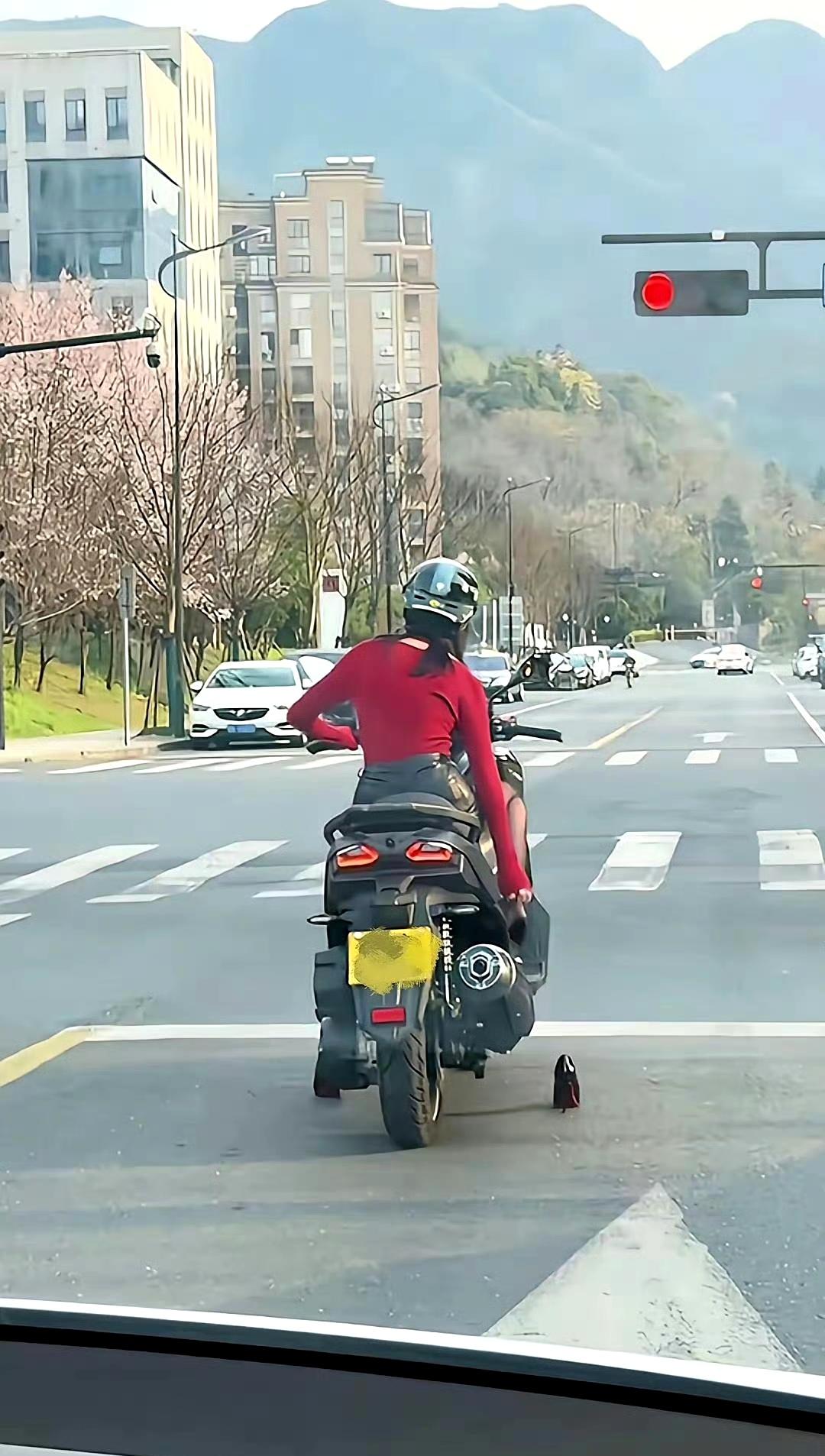 穿个高跟鞋骑摩托车，属不属于违法呢？​​​
