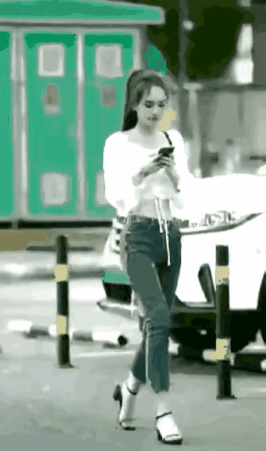 美女在路上走的时候低着头看手机，突然脚下一滑接下来大家都看到了美女闯了一个祸