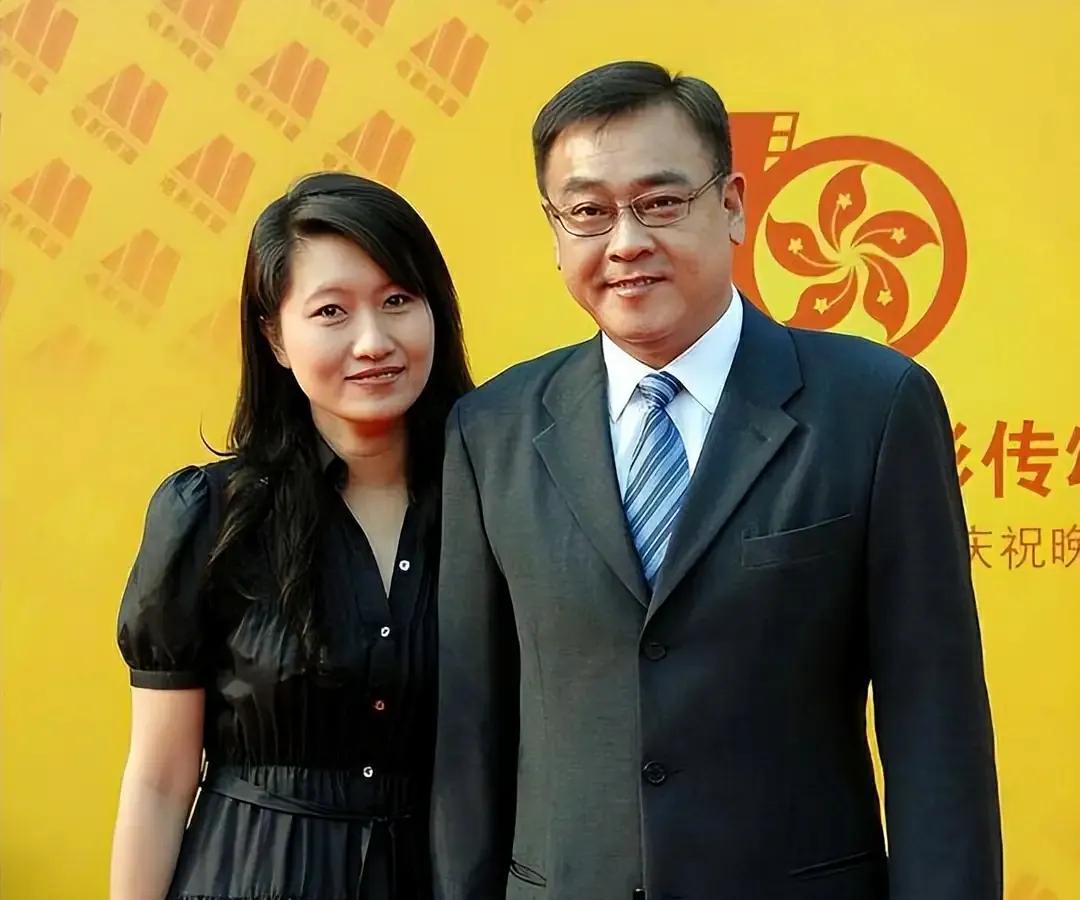 尔冬升现在是幸福了，老婆孩子热炕头，娇妻漂亮，孩子可爱。这些开心的背后，谁还记得