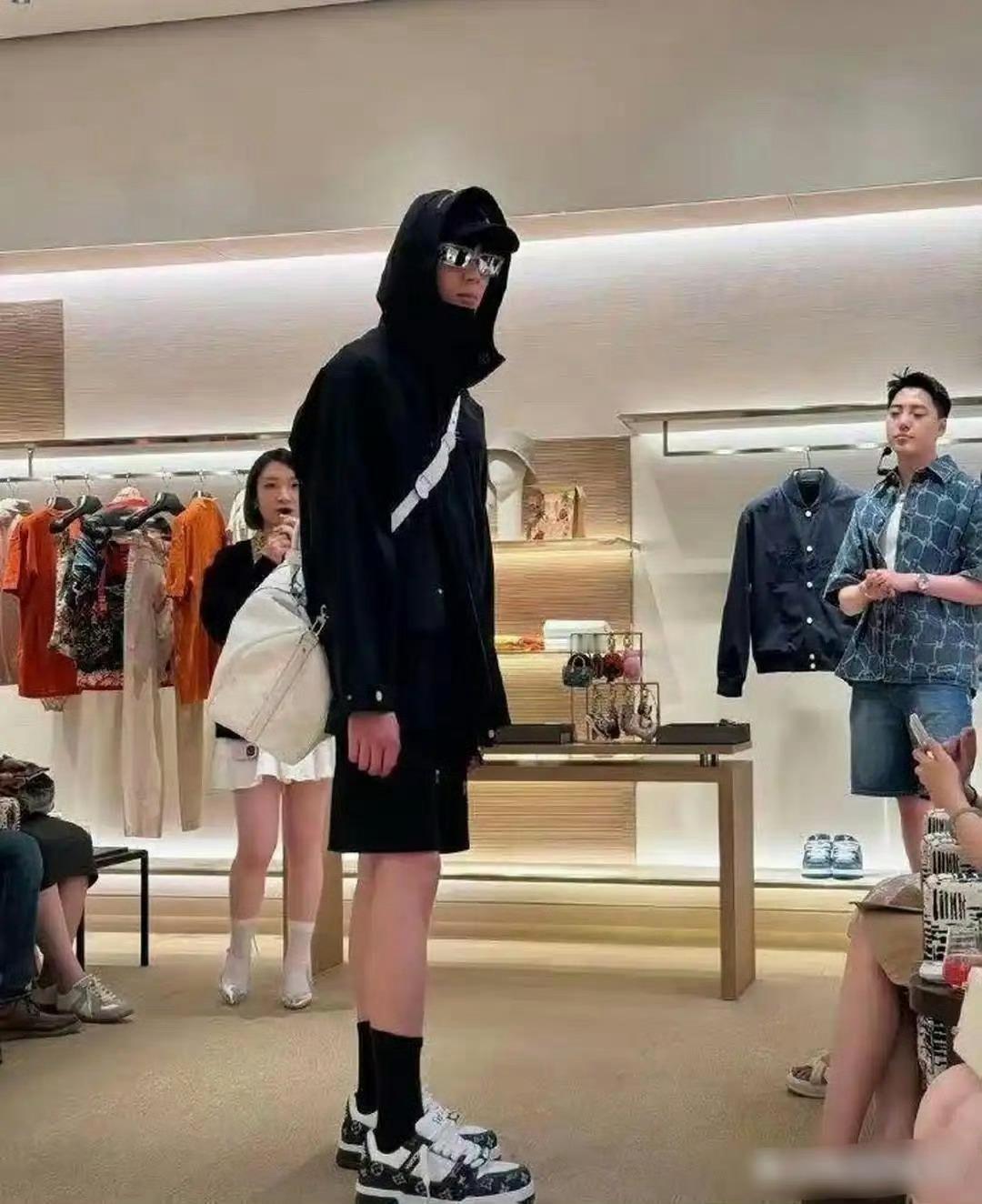 怪不得有钱人说逛街不累呢